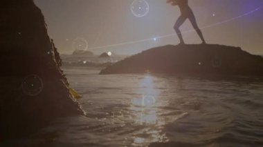 Kumsalda yoga yapan Kafkas bir kadın üzerindeki bağlantı ağlarının animasyonu. global spor, incelik ve sağlıklı yaşam tarzı konsepti dijital olarak oluşturulmuş video.