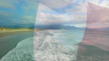 Sahilin ve deniz dalgalarının havadan görüntüsüne karşı sallanan İtalya bayrağının dijital bileşimi. Ulusal turizm ve seyahat kavramı