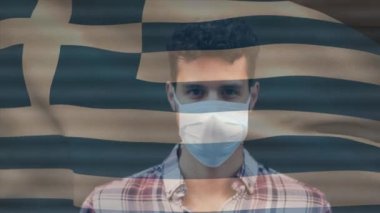 Covid 19 salgını sırasında maskeli bir adamın üzerinde sallanan Yunan bayrağının animasyonu. küresel covid 19 salgın konsepti dijital olarak oluşturulmuş video.