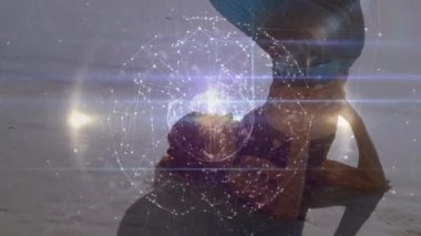 Kafkas kadının plajda yoga yapması üzerine dünya ile olan bağlantıların animasyonu. global spor, incelik ve sağlıklı yaşam tarzı konsepti dijital olarak oluşturulmuş video.