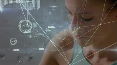 Beyaz kadının yoga yapması üzerine veri işleme ve bağlantı ağlarının animasyonu. global spor, incelik ve sağlıklı yaşam tarzı konsepti dijital olarak oluşturulmuş video.