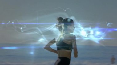 Kumsalda koşan beyaz kadının üzerindeki ışık izlerinin animasyonu. global spor, incelik ve sağlıklı yaşam tarzı konsepti dijital olarak oluşturulmuş video.