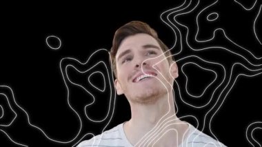 Gülümseyen beyaz iş adamının üzerinde hareket eden şekillerin animasyonu. küresel iş, finans, bağlantılar ve dijital arayüz konsepti dijital olarak oluşturulmuş video.