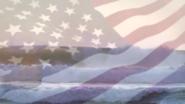 Denizde dalgalara karşı el üstünde bayrak sallamanın dijital bileşimi. Ulusal turizm ve seyahat kavramı