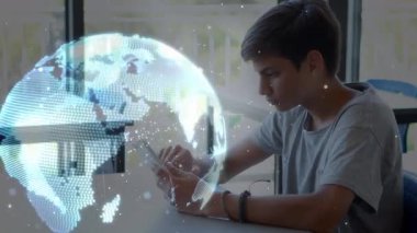 Okuldaki beyaz erkek öğrenci üzerinde ikonlar ve veri işleme ile dünyanın animasyonu. küresel bağlantılar, eğitim ve dijital arayüz konsepti dijital olarak oluşturulmuş video.
