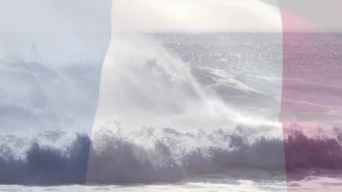 Fransa bayrağının dijital kompozisyonu denizdeki dalgaların havadan görüntüsüne karşı. Ulusal seyahat ve turizm kavramı