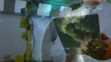 Bilgisayar laboratuarında tablet kullanan beyaz bir adam üzerinde dönen dünyanın animasyonu. küresel ağlar, bağlantılar, veri işleme ve bilgisayar konsepti dijital olarak oluşturulmuş video.