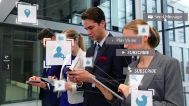 Akıllı telefon kullanan insanların üzerine düşen sosyal medya simgelerinin animasyonu. Sosyal medya ve iletişim konsepti dijital olarak oluşturulmuş video.