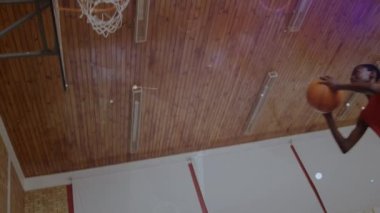 Spor salonundaki çeşitli basketbol oyuncuları ile bağlantılı ağların animasyonu. global spor, bağlantılar ve veri işleme kavramı dijital olarak oluşturulmuş video.