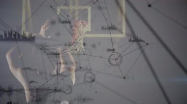 Veri işleme animasyonu, spor salonundaki karışık ırk erkek basketbol oyuncusu üzerinden bağlantılar. global spor, bağlantılar ve veri işleme kavramı dijital olarak oluşturulmuş video.