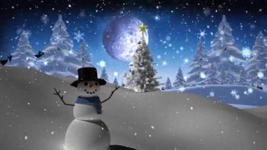 Kardan adam ve noel ağacının üzerine düşen kar gece gökyüzünde aya karşı kış manzarası. Noel şenliği ve kutlama konsepti