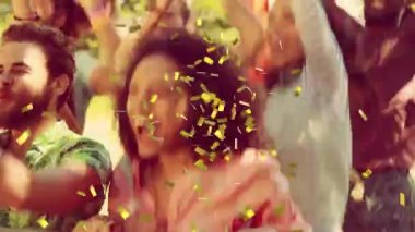 Konfetilerin müzik konserinde dans eden ve tezahürat yapan insanların üzerine düşmesi. olay, kutlama, eğlence, yaz ve müzik konsepti dijital olarak oluşturulmuş video.