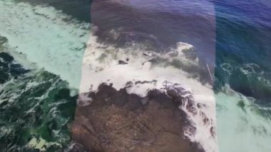 Nijerya bayrağını denizdeki dalgaların havadan görüntüsüne karşı sallayan dijital bileşim. Ulusal turizm ve seyahat kavramı