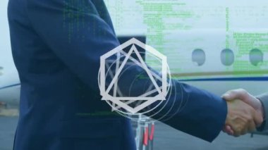Hareket eden geometrik şekillerin ve insanların el sıkışması üzerine veri işlemenin animasyonu. küresel bağlantılar, iş dünyası, dijital arayüz, teknoloji ve ağ konsepti dijital olarak oluşturulmuş video.