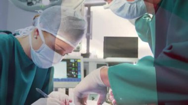 Ameliyathanede cerrahların üzerinde sallanan İtalya bayrağının animasyonu. küresel tıp, covid 19 pandemik konsept sırasında sağlık hizmetleri dijital olarak üretilen video.