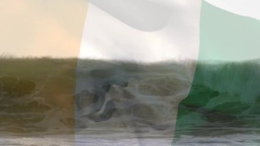 Denizde dalgalara karşı fildişi kıyı bayrağı sallamanın dijital bileşimi. Ulusal turizm ve seyahat kavramı