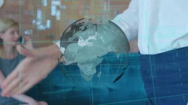 Tokalaşan insanlarla ilgili veri işleme ve küre animasyonu. küresel bağlantılar, iş dünyası, dijital arayüz, teknoloji ve ağ konsepti dijital olarak oluşturulmuş video.