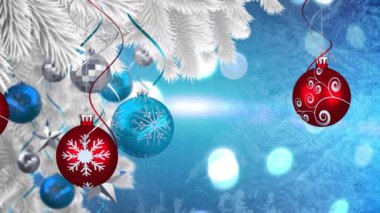 Mavi arka planda Noel çelenkleri üzerine noel ağacı toplarının animasyonu. Noel, gelenek ve kutlama konsepti dijital olarak oluşturuldu.