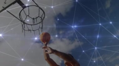 Karışık ırk erkek basketbol oyuncusu üzerinden bağlantı ağlarının animasyonu. global spor, bağlantılar ve veri işleme kavramı dijital olarak oluşturulmuş video.