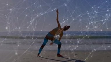 Kumsalda yoga yapan Kafkas bir kadın üzerindeki bağlantı ağlarının animasyonu. global spor, incelik ve sağlıklı yaşam tarzı konsepti dijital olarak oluşturulmuş video.