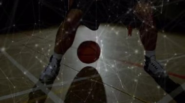 Beden eğitiminde karışık ırk erkek basketbol oyuncusu üzerinden bağlantı ağlarının animasyonu. global spor, bağlantılar ve veri işleme kavramı dijital olarak oluşturulmuş video.