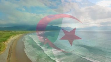 Kumsal ve deniz dalgalarının havadan görüntüsüne karşı Cezayir bayrağı sallamanın dijital bileşimi. Ulusal turizm ve seyahat kavramı
