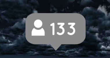 Bulutların üzerinde sayılar olan konuşma baloncuğunun animasyonu. küresel sosyal medya ve iletişim konsepti dijital olarak oluşturulmuş video.