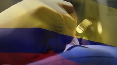 Ameliyathanede cerrahların üzerinde sallanan Kolombiya bayrağı animasyonu. küresel tıp, covid 19 pandemik konsept sırasında sağlık hizmetleri dijital olarak üretilen video.