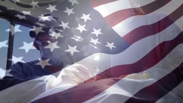 Amerika Birleşik Devletleri Bayrağının Ameliyathanede Cerrahların Üzerinde Dalgalanması Küresel Tıp — Stok video