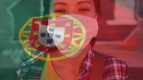 Animasi Bendera Portugal Melambaikan Tangan Kepada Wanita Yang Mengenakan Topeng — Stok Video