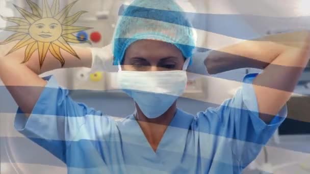 Animation Einer Uruguayischen Fahne Die Über Einer Chirurgin Operationssaal Weht — Stockvideo