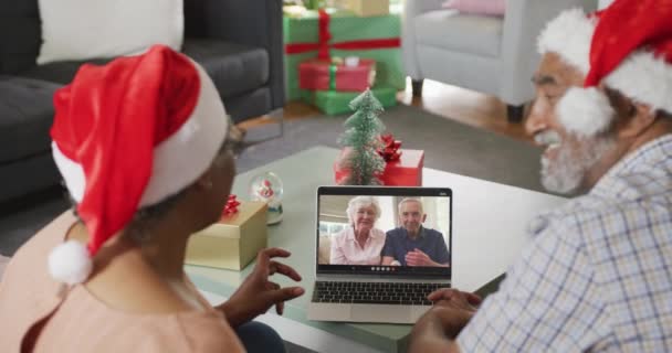 Feliz Pareja Afroamericana Mayor Videollamada Portátil Con Amigos Mayores Navidad — Vídeo de stock