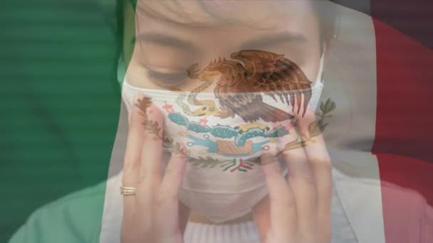 Meksika Bayrağının Covid Salgını Sırasında Yüz Maskesi Takan Bir Kadının — Stok video