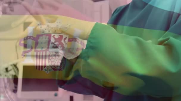Ameliyathanede Cerrah Üzerinde Sallanan Spanya Bayrağının Animasyonu Küresel Tıp Covid — Stok video
