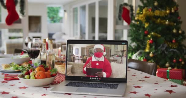 Feliz Afro Americano Papai Noel Máscara Facial Laptop Deitado Mesa — Vídeo de Stock