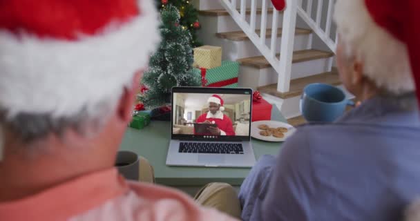 Glückliches Kaukasisches Seniorenpaar Auf Videoanruf Laptop Mit Weihnachtsmann Zur Weihnachtszeit — Stockvideo