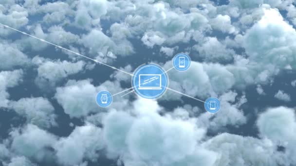 青い空の雲に対するデジタルアイコンのネットワーク 世界的なネットワーキングとクラウドストレージ技術の概念 — ストック動画