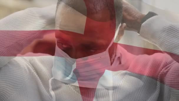 Animation Flaggan England Viftar Över Mannen Bär Ansiktsmask Covid Pandemi — Stockvideo