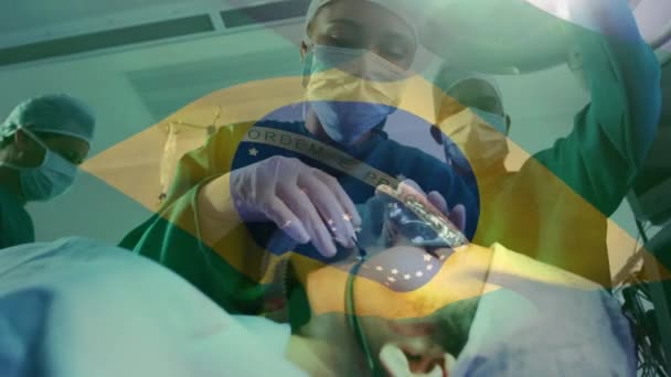 Анімація Прапора Бразилії Махає Над Хірургами Операційному Театрі Глобальна Медицина — стокове відео