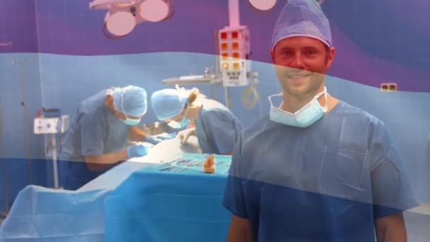 신대륙의 깃발들 수술실에서 외과의들에게 흔들고 세계적 서비스 세계적 유행병 개념을 — 비디오
