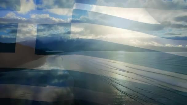 Цифровой Состав Греческого Флага Машущего Против Воздушного Вида Волн Море — стоковое видео