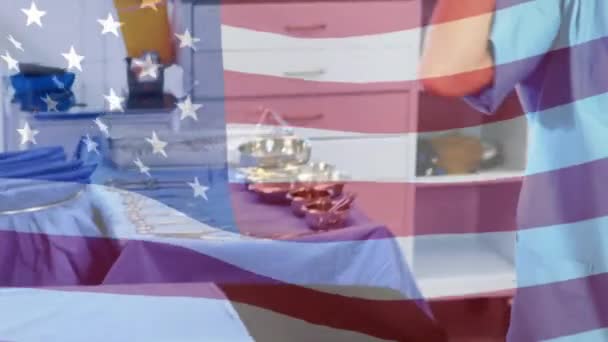 Animación Bandera Ondeando Sobre Cirujana Femenina Quirófano Medicina Global Servicios — Vídeo de stock