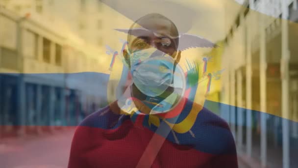 Animation Flaggan Ecuador Viftar Över Mannen Bär Ansiktsmask Covid Pandemi — Stockvideo