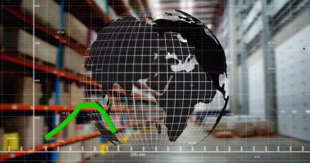 倉庫を背景に回転する地球上の統計データ処理 世界の金融とビジネスの概念 — ストック動画
