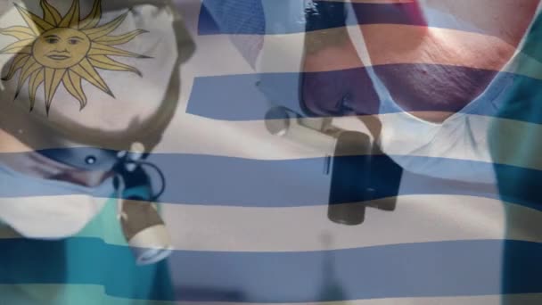 Ameliyathanede Cerrahların Üzerinde Sallanan Uruguay Bayrağının Animasyonu Küresel Tıp Covid — Stok video