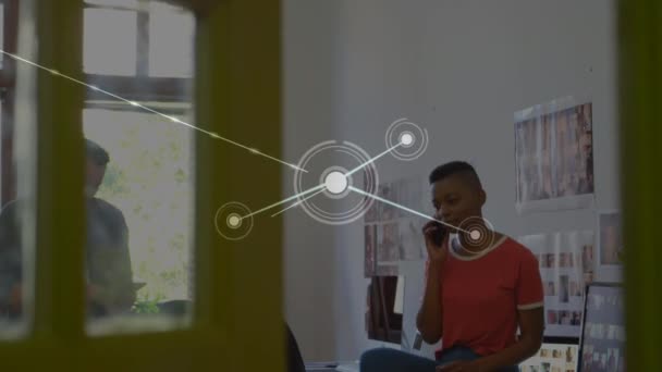 Akıllı Telefon Kullanan Insan Üzerindeki Bağlantı Ağının Animasyonu Küresel Bağlantılar — Stok video