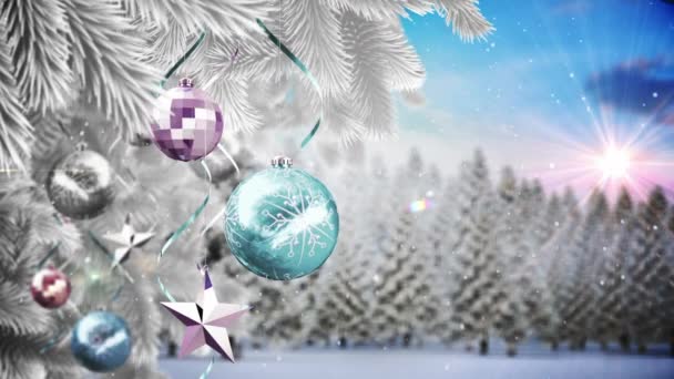 Animation des Christbaumschmucks auf dem Weihnachtsbaum über der Winterlandschaft. Weihnachten, Tradition und Festkonzept digital generiertes Video.