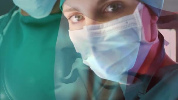 手术室里意大利国旗在外科医生面前飘扬的动画 全球医学 围产期保健服务 数码制作的19种流行病概念视频 — 图库视频影像