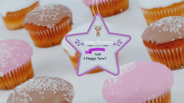 Animación Felicitaciones Navideñas Etiqueta Sobre Cupcakes Sobre Fondo Blanco Navidad — Vídeo de stock