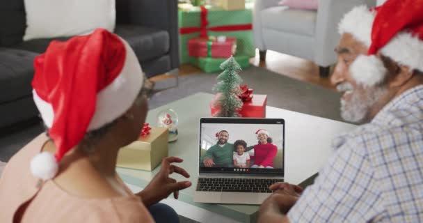 在圣诞节的时候 老非洲夫妇和家人在笔记本电脑上通过视频通话 快乐地生活在一起 圣诞节 节日和通信技术 — 图库视频影像